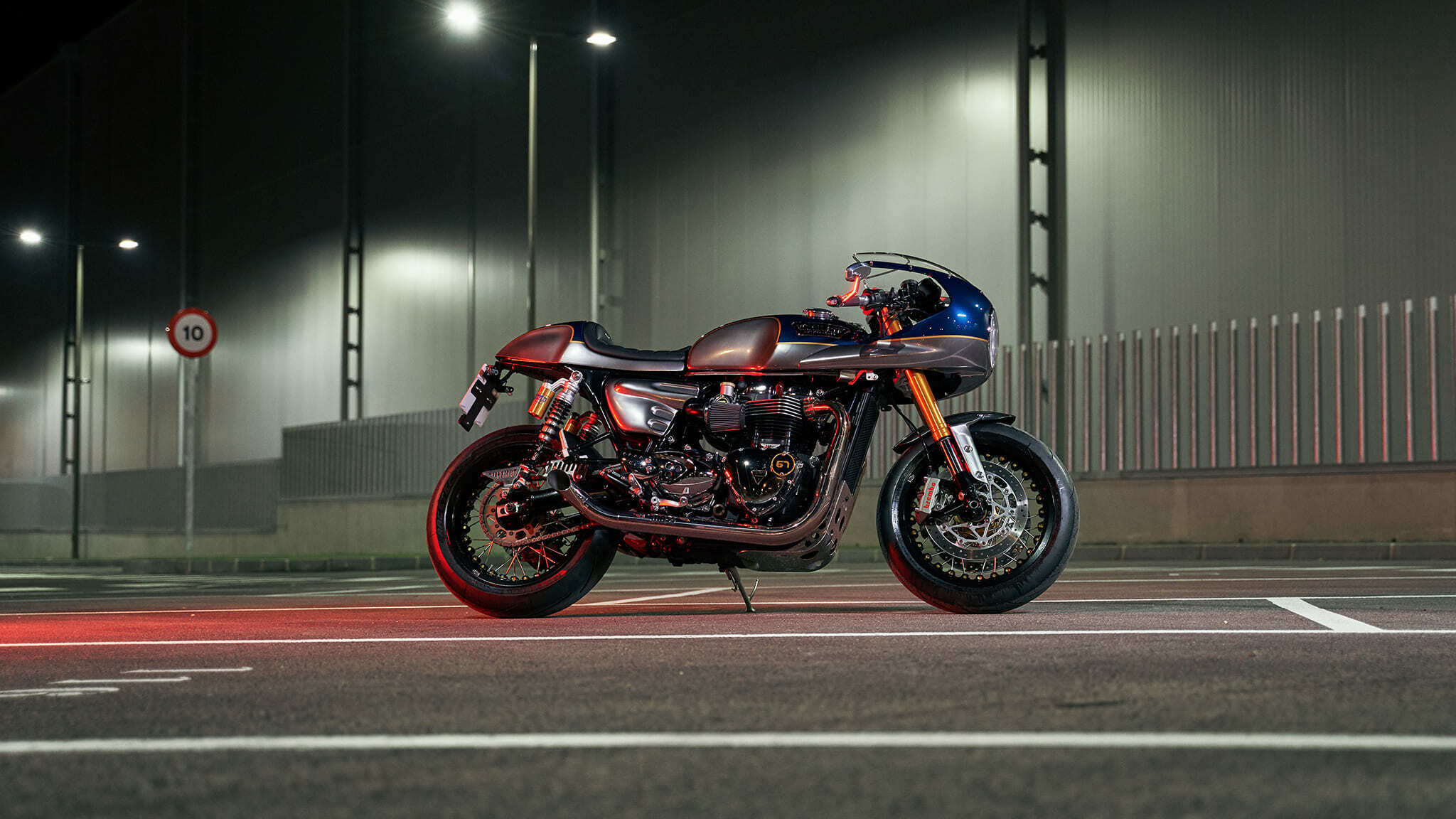 triumph thruxton r cafe racer tamarit dakota iglesias