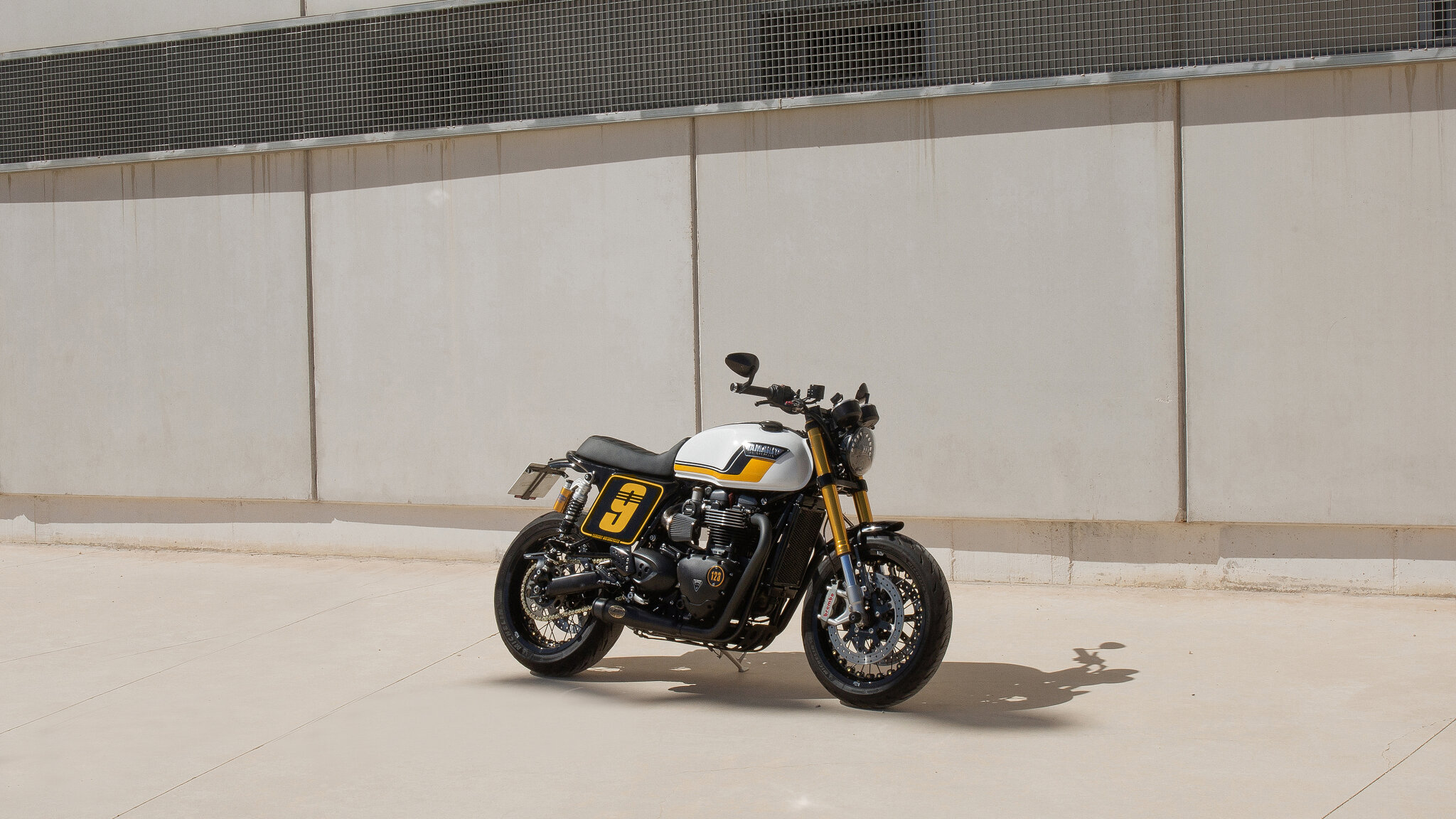 triumph thruxton 1200r brat style tamarit espartana